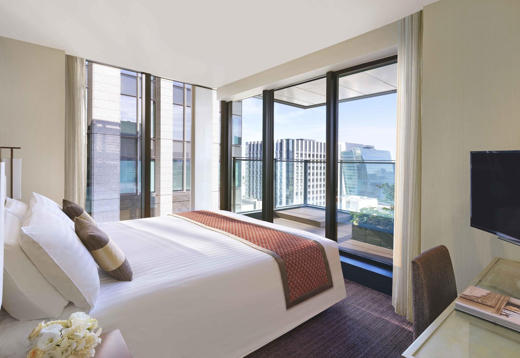 Oakwood Premier Tokyo Hotel Kültér fotó A bedroom at The Ritz-Carlton, Hong Kong