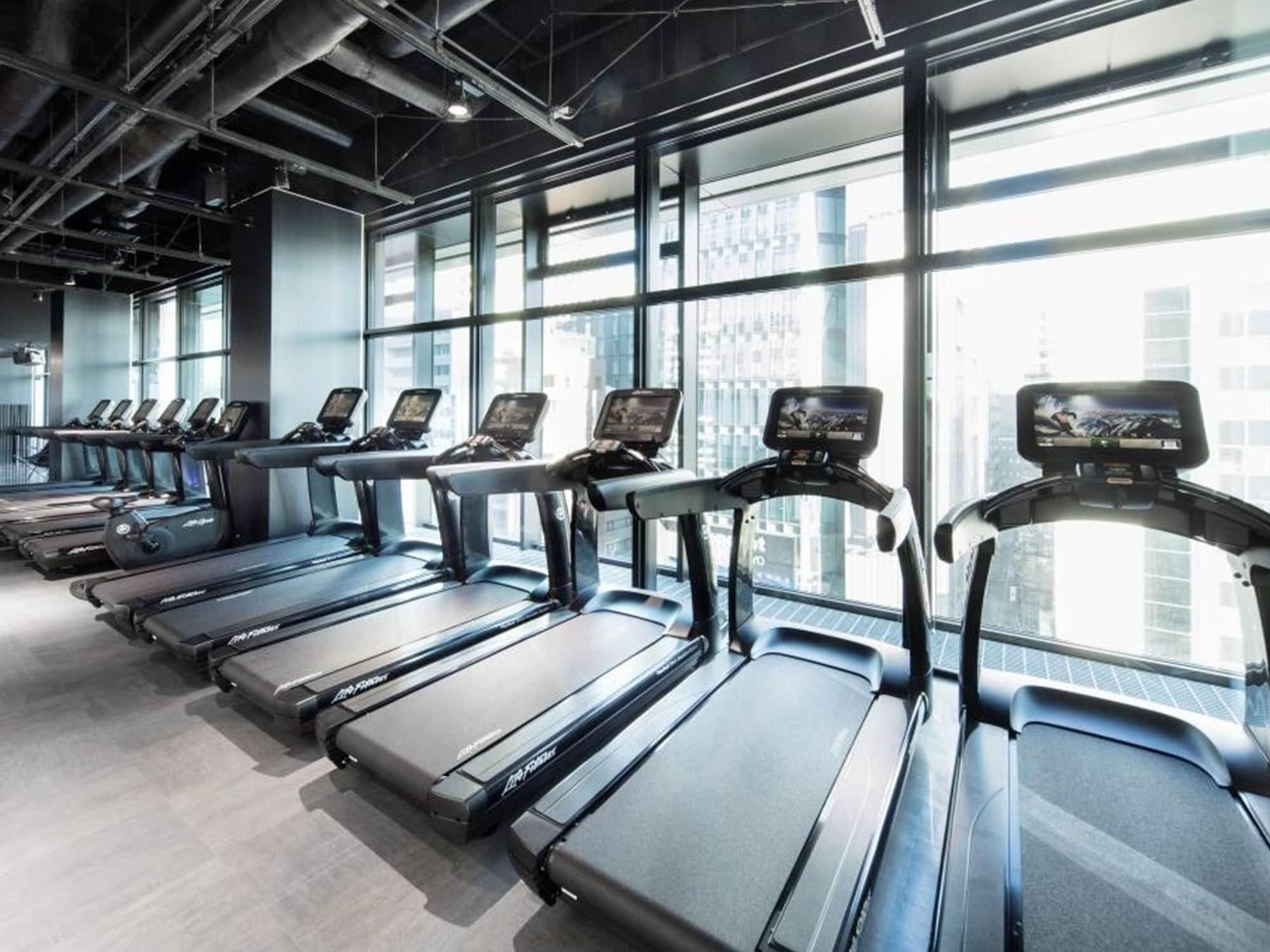 Oakwood Premier Tokyo Hotel Kültér fotó The gym at the 1000m² sports and wellness centre