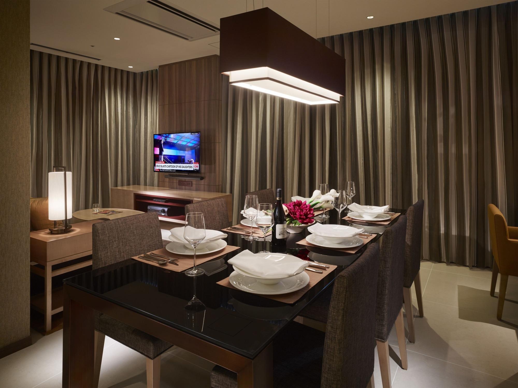 Oakwood Premier Tokyo Hotel Kültér fotó A dining room in a hotel suite