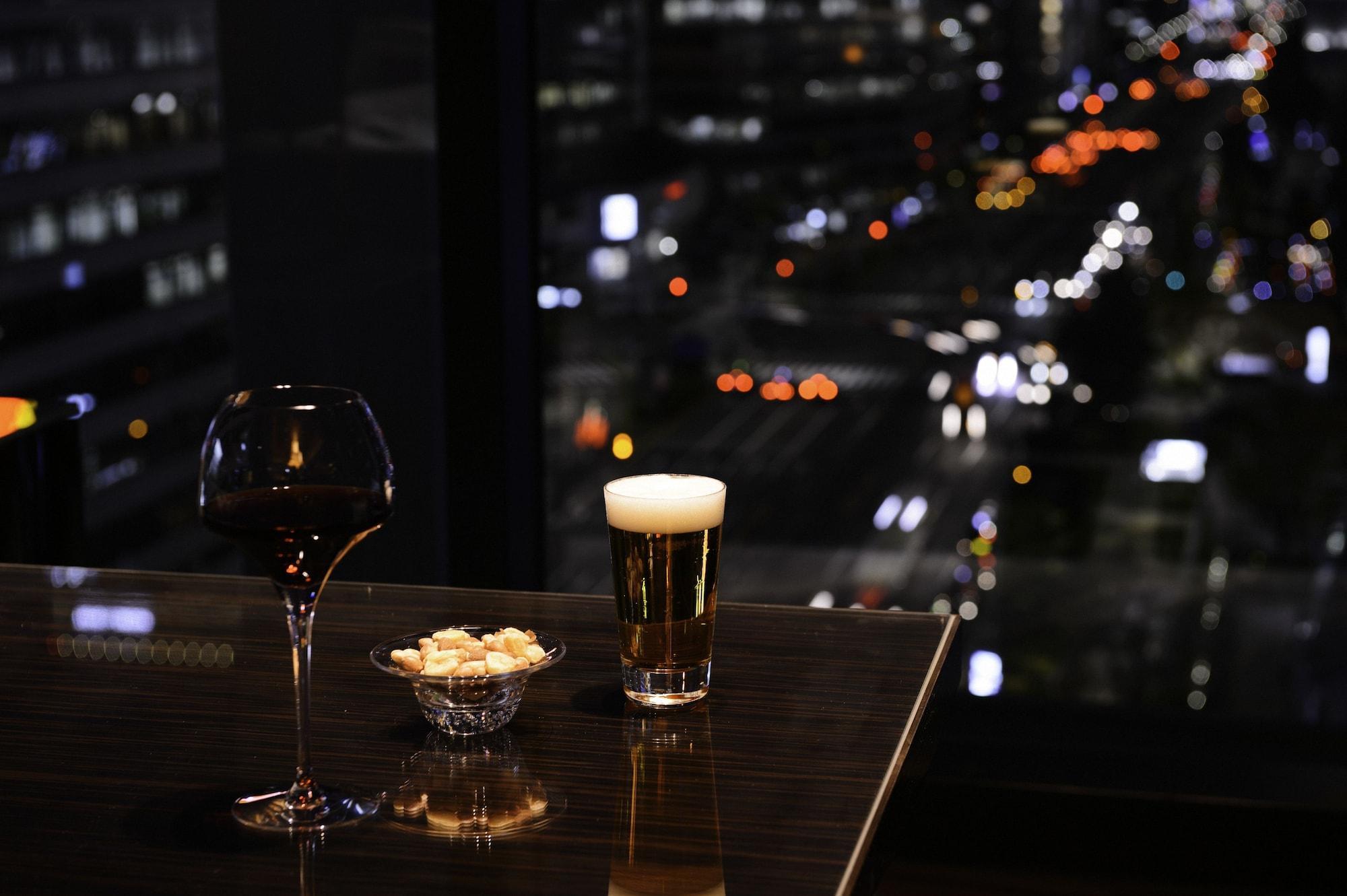 Oakwood Premier Tokyo Hotel Kültér fotó A glass of beer and a glass of wine