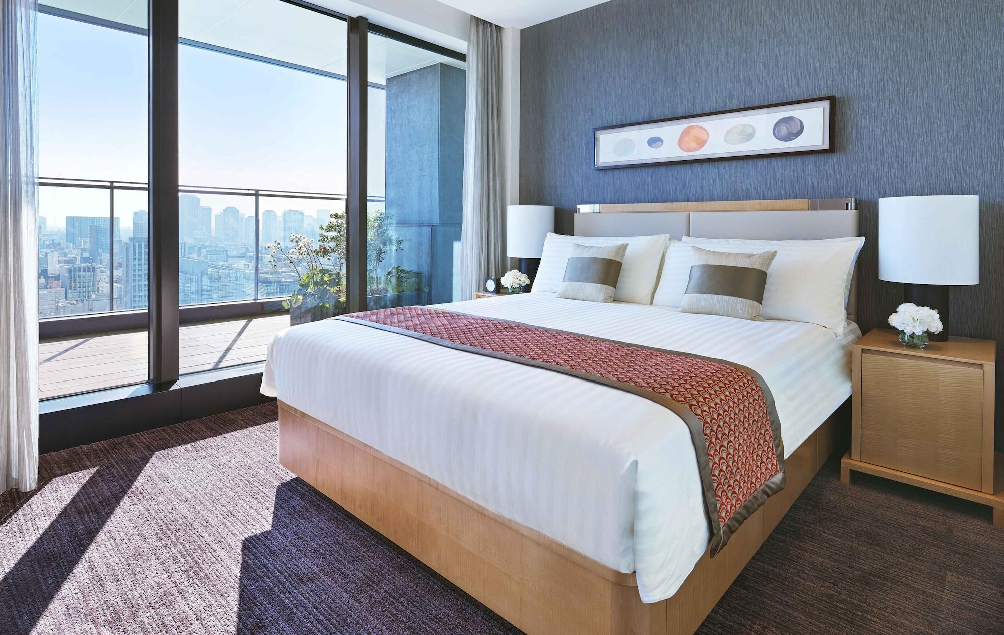 Oakwood Premier Tokyo Hotel Kültér fotó A bedroom at the Westin