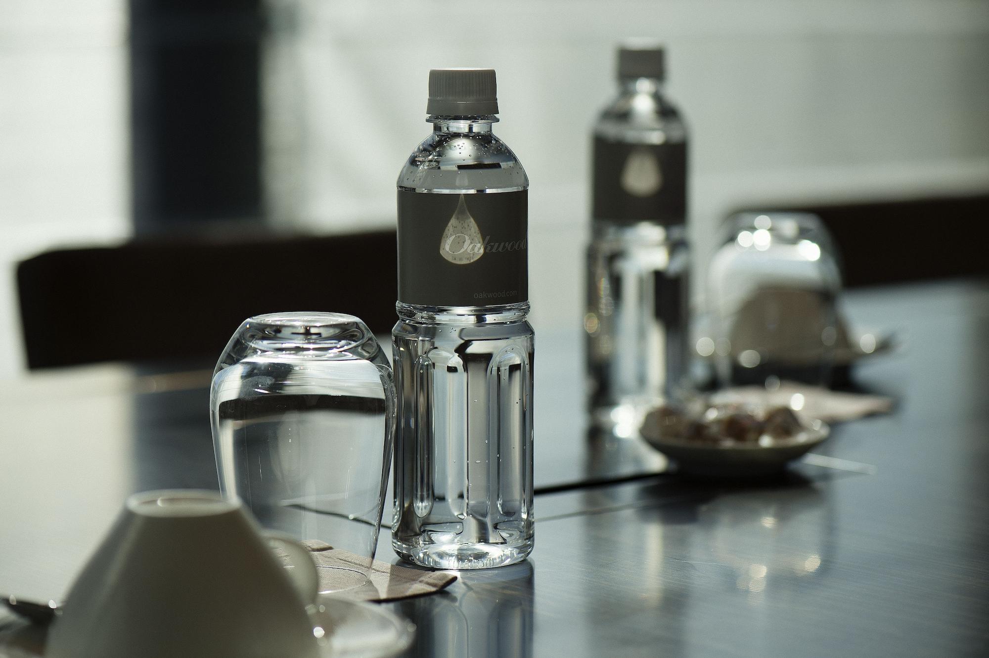 Oakwood Premier Tokyo Hotel Kültér fotó A bottle of water