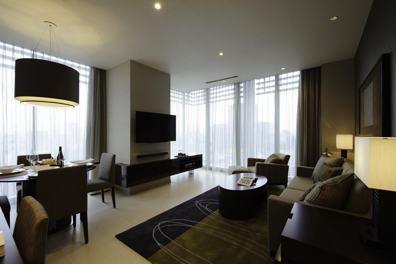 Oakwood Premier Tokyo Hotel Kültér fotó A living room in a suite at the hotel