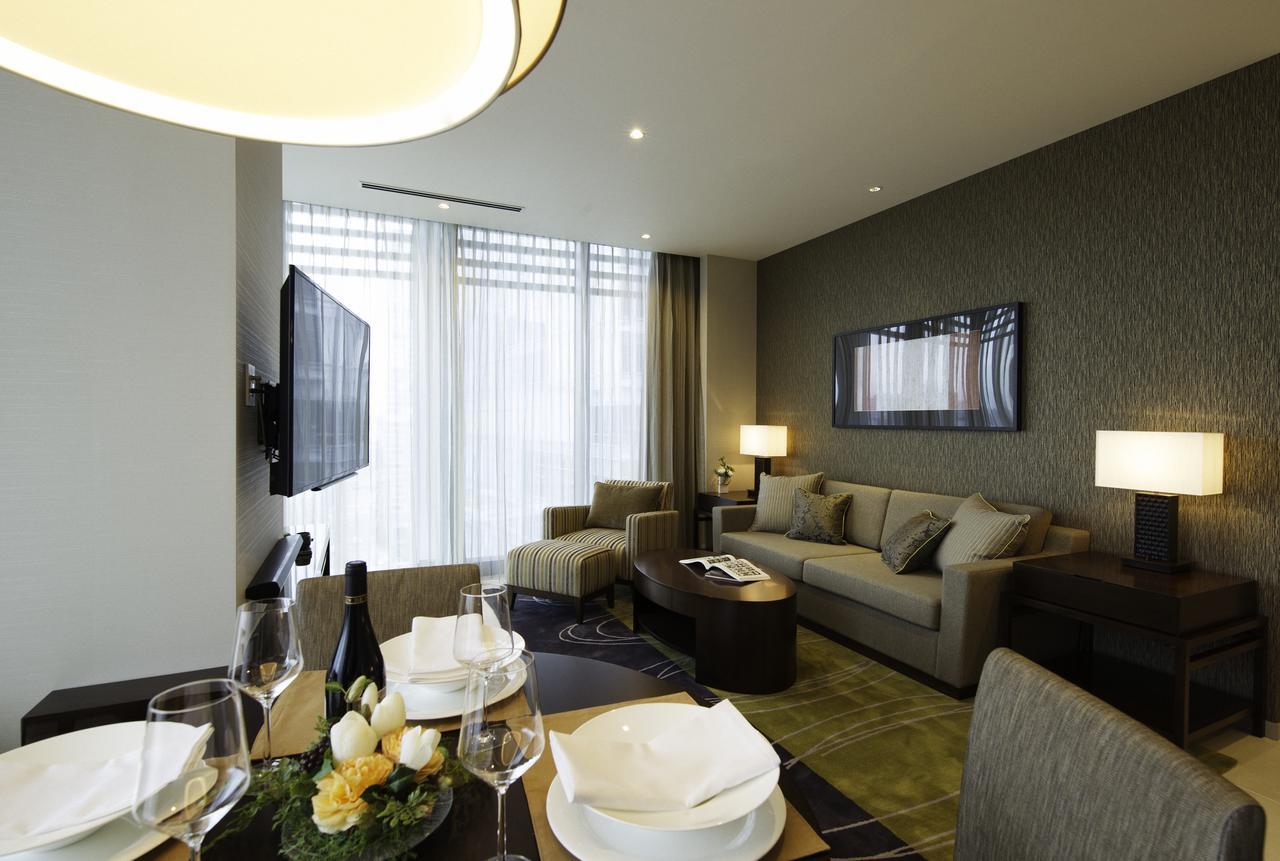 Oakwood Premier Tokyo Hotel Kültér fotó A living room in a suite at the hotel