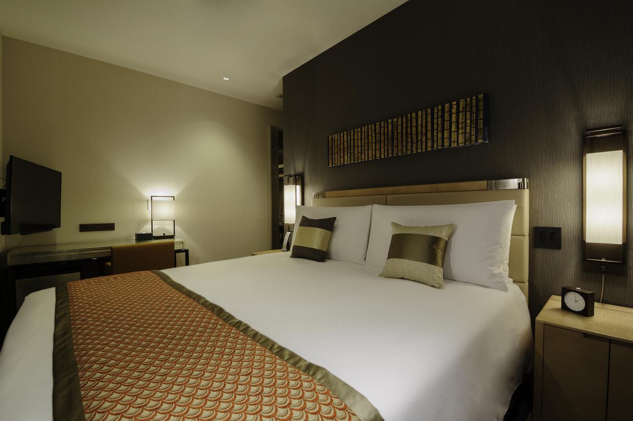 Oakwood Premier Tokyo Hotel Kültér fotó A bedroom at the hotel